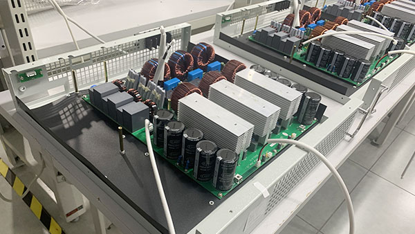 Cili është parimi i punës i një gjeneratori statik reaktiv të energjisë?