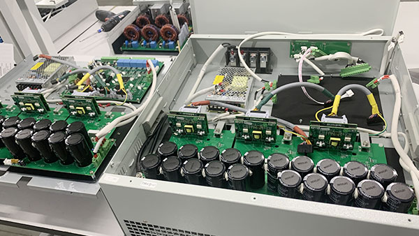 A ka një gjenerator statik reaktiv të energjisë funksionin e një kondensatori?
